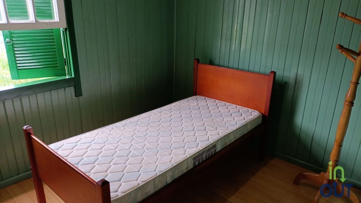 Casa com 4 quartos mobiliada e pátio cercado no bairro Piratini