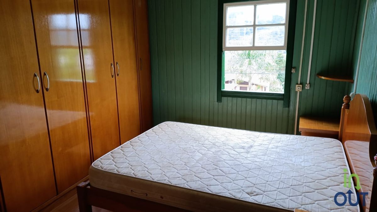 Casa com 4 quartos mobiliada e pátio cercado no bairro Piratini