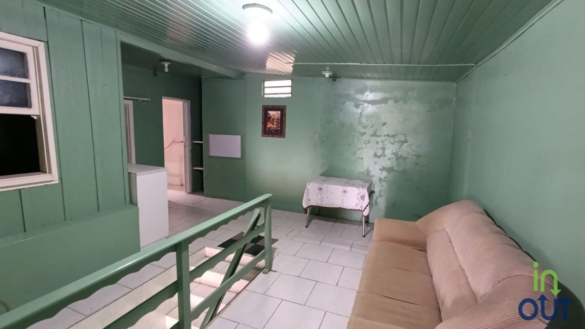 Casa com 4 quartos mobiliada e pátio cercado no bairro Piratini