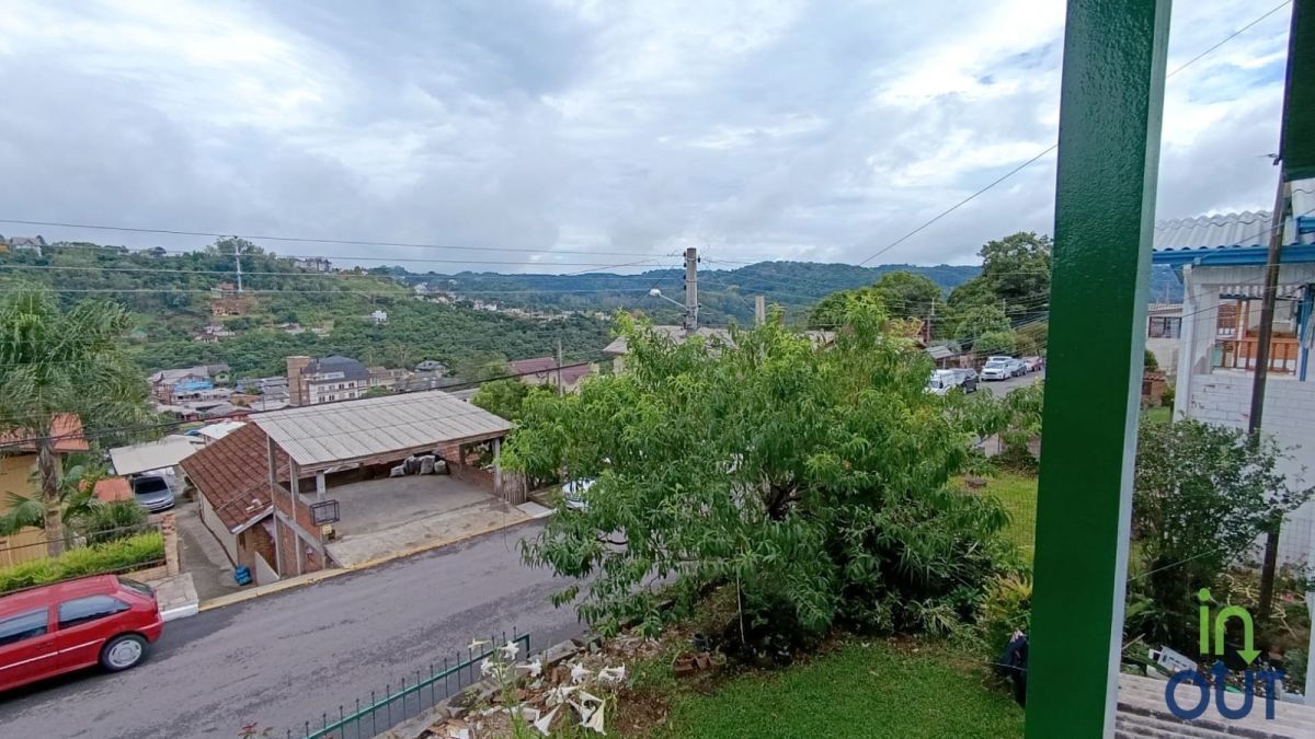 Casa com 4 quartos mobiliada e pátio cercado no bairro Piratini