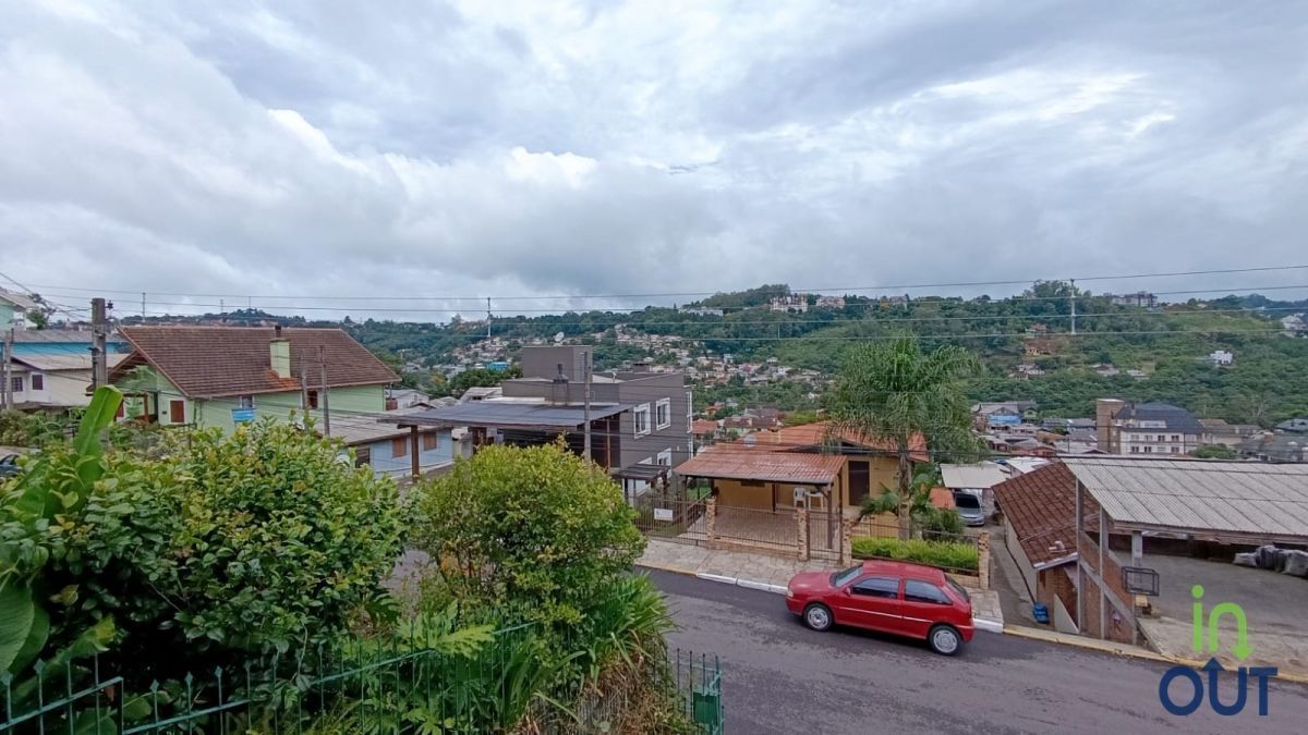 Casa com 4 quartos mobiliada e pátio cercado no bairro Piratini