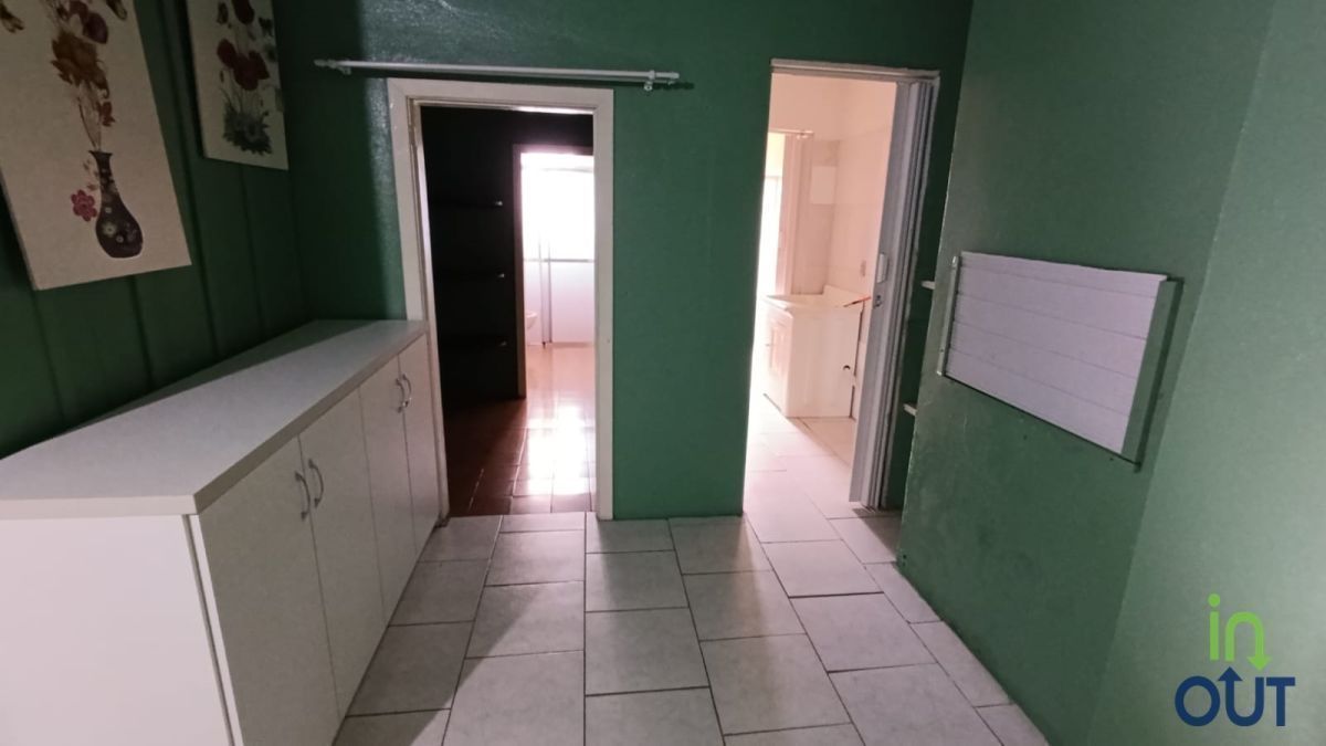 Casa com 4 quartos mobiliada e pátio cercado no bairro Piratini