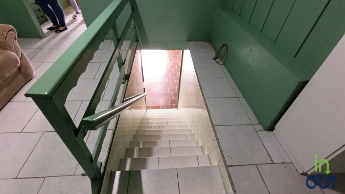 Casa com 4 quartos mobiliada e pátio cercado no bairro Piratini