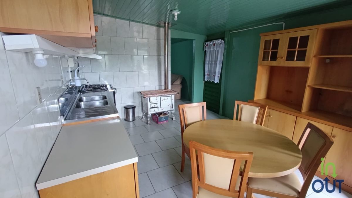 Casa com 4 quartos mobiliada e pátio cercado no bairro Piratini