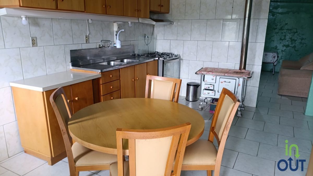 Casa com 4 quartos mobiliada e pátio cercado no bairro Piratini