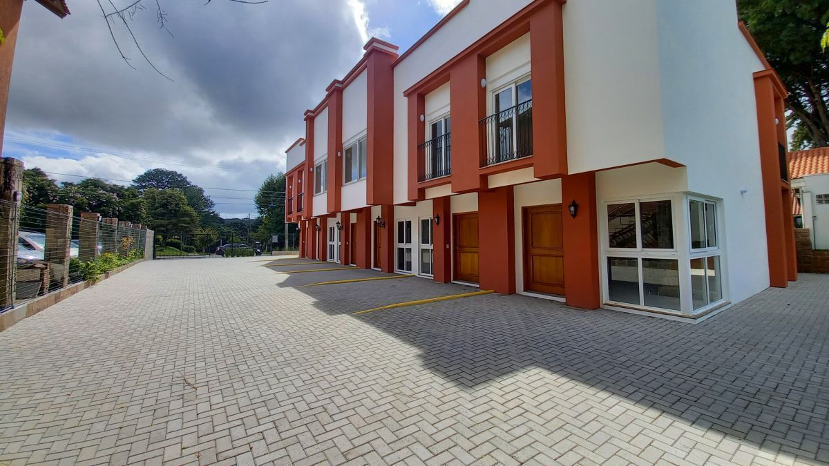 Casa geminada próxima ao centro