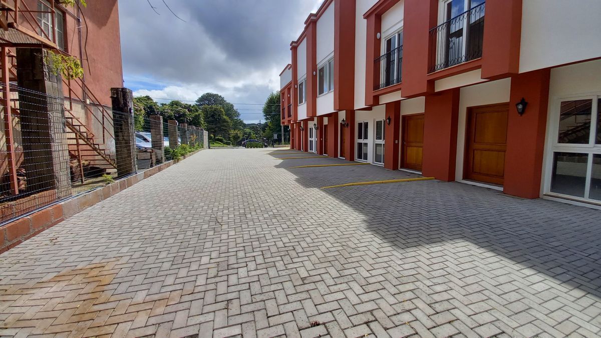 Casa geminada próxima ao centro