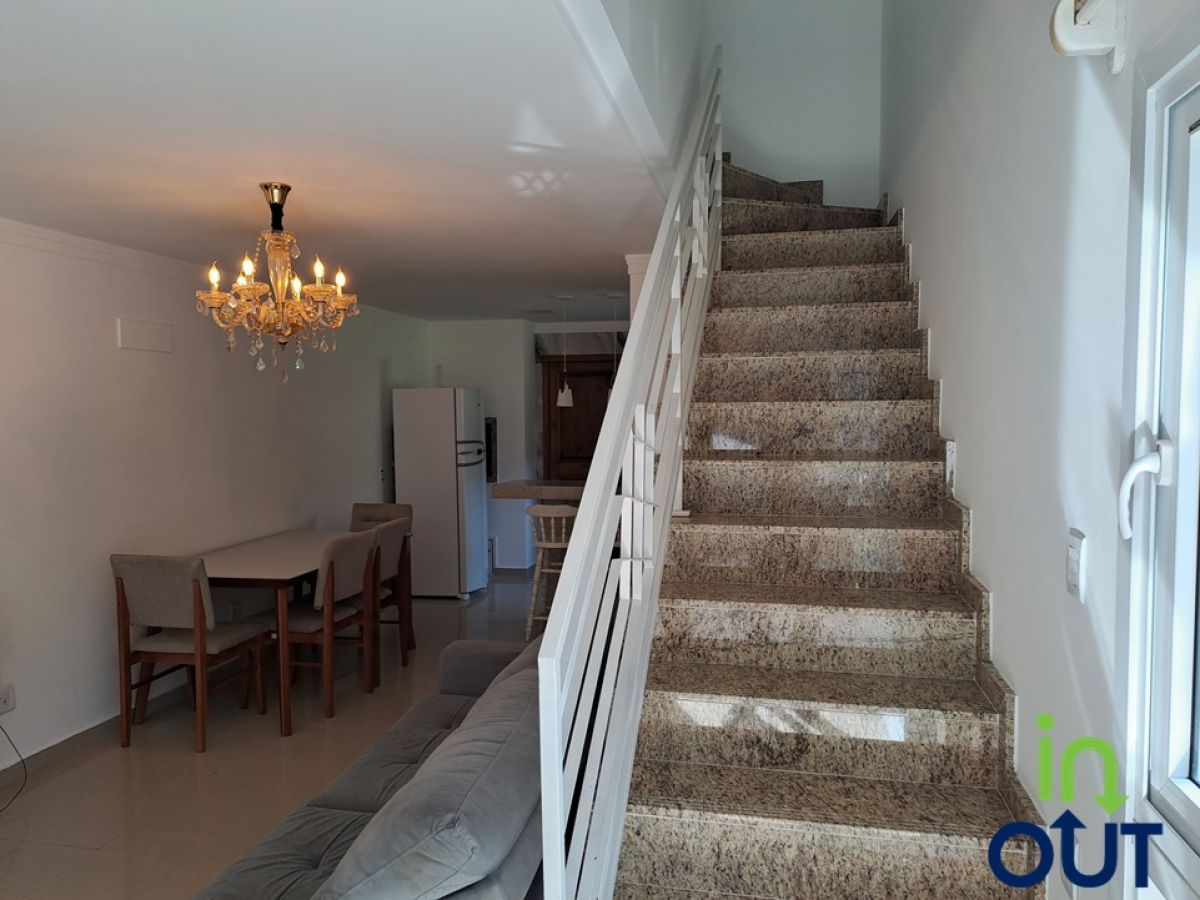 Casa Geminada Mobiliada e espaçosa em localização privilegiada