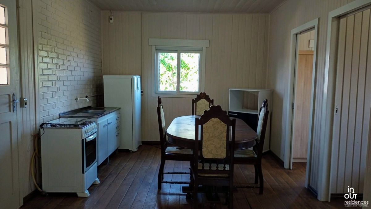 Casa de madeira com 3 quartos no bairro Piratini