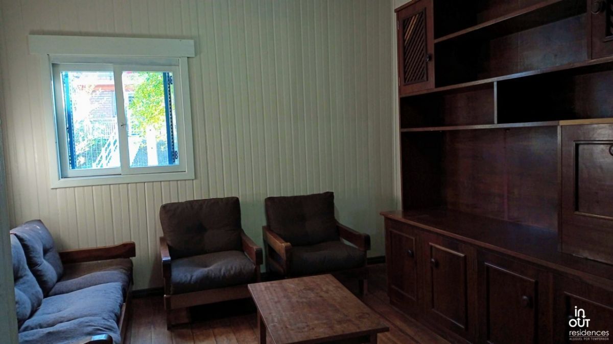 Casa de madeira com 3 quartos no bairro Piratini