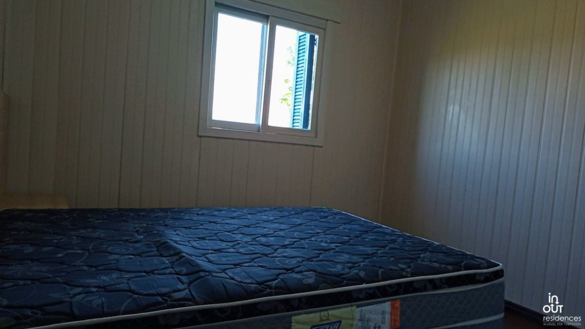 Casa de madeira com 3 quartos no bairro Piratini