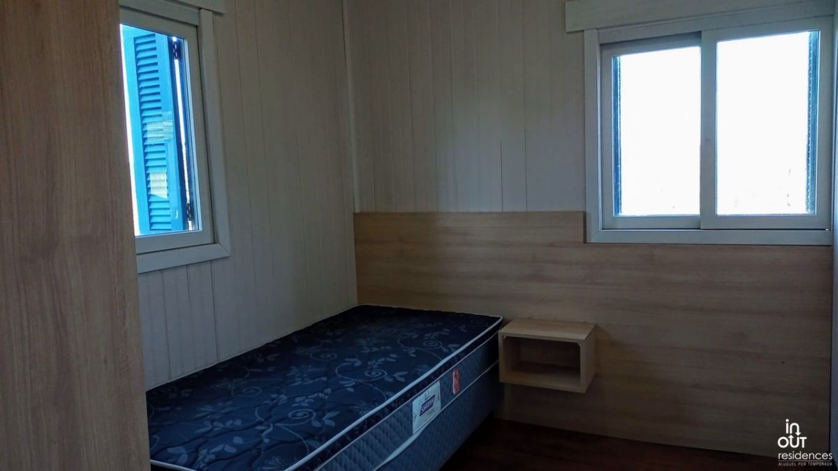 Casa de madeira com 3 quartos no bairro Piratini