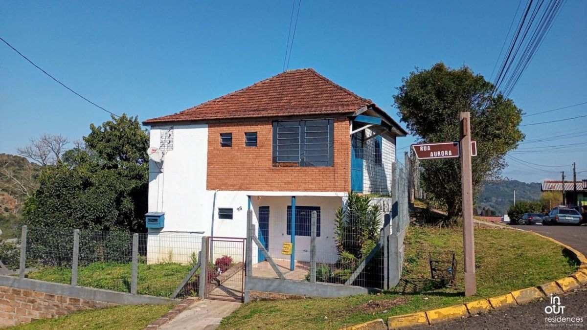 Casa de madeira com 3 quartos no bairro Piratini