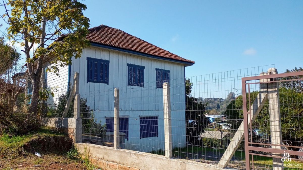 Casa de madeira com 3 quartos no bairro Piratini