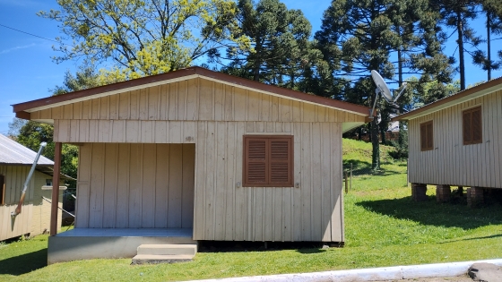 Casa de madeira com 2 dormitórios