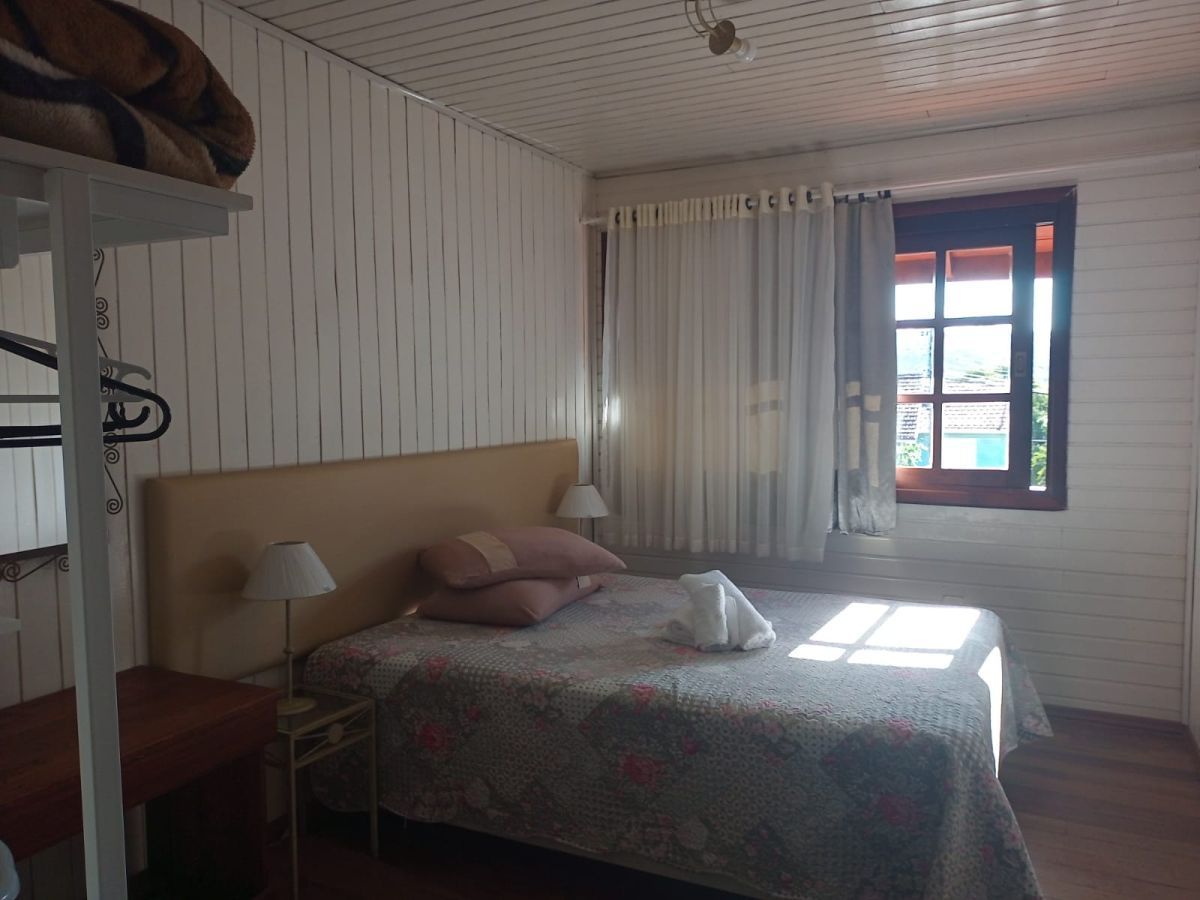 Casa mobiliada com 3 dormitórios em Gramado