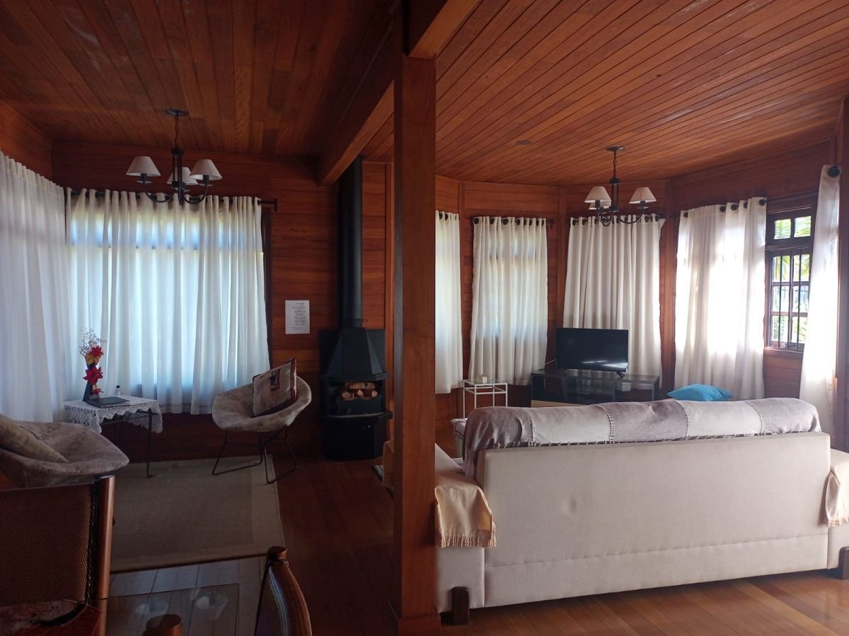 Casa mobiliada com 3 dormitórios em Gramado