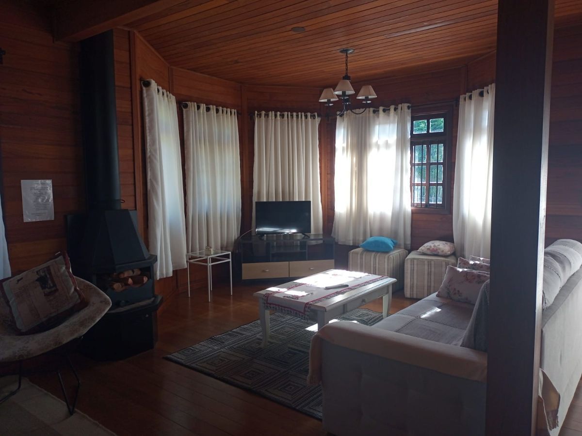 Casa mobiliada com 3 dormitórios em Gramado