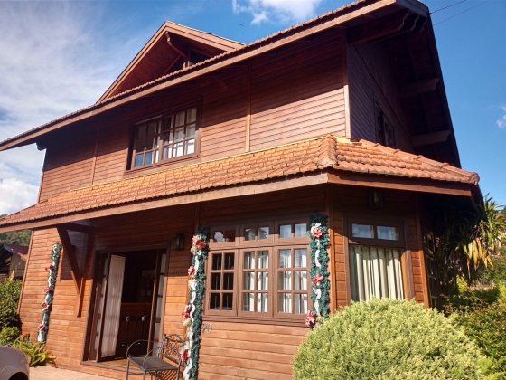 Casa mobiliada com 3 dormitórios em Gramado