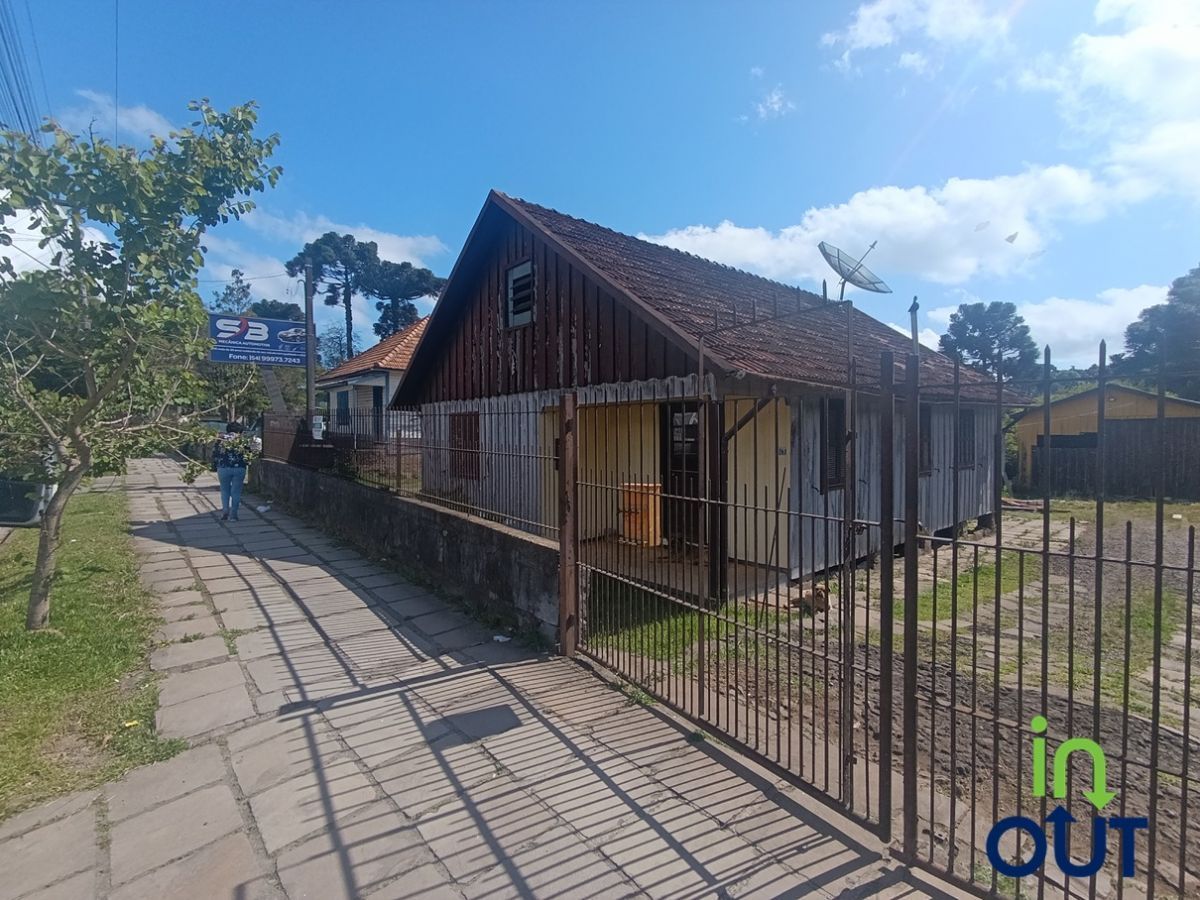 Casa de madeira com 3 quartos semi mobiliada em Canela