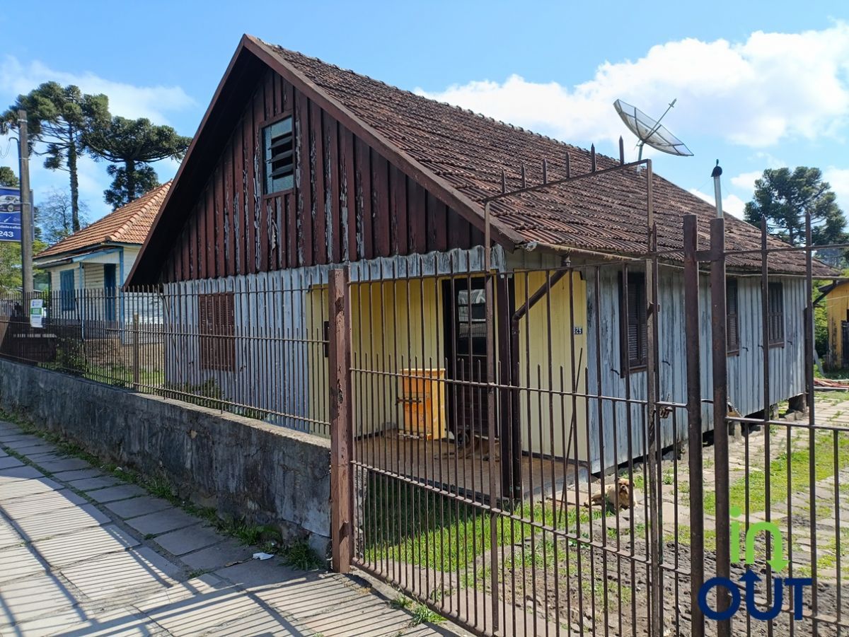 Casa de madeira com 3 quartos semi mobiliada em Canela