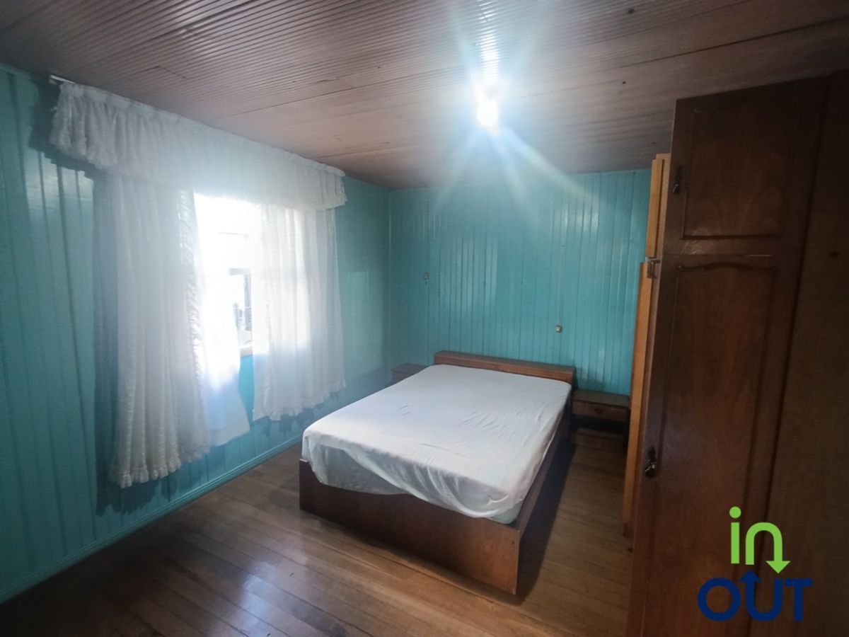 Casa de madeira com 3 quartos semi mobiliada em Canela