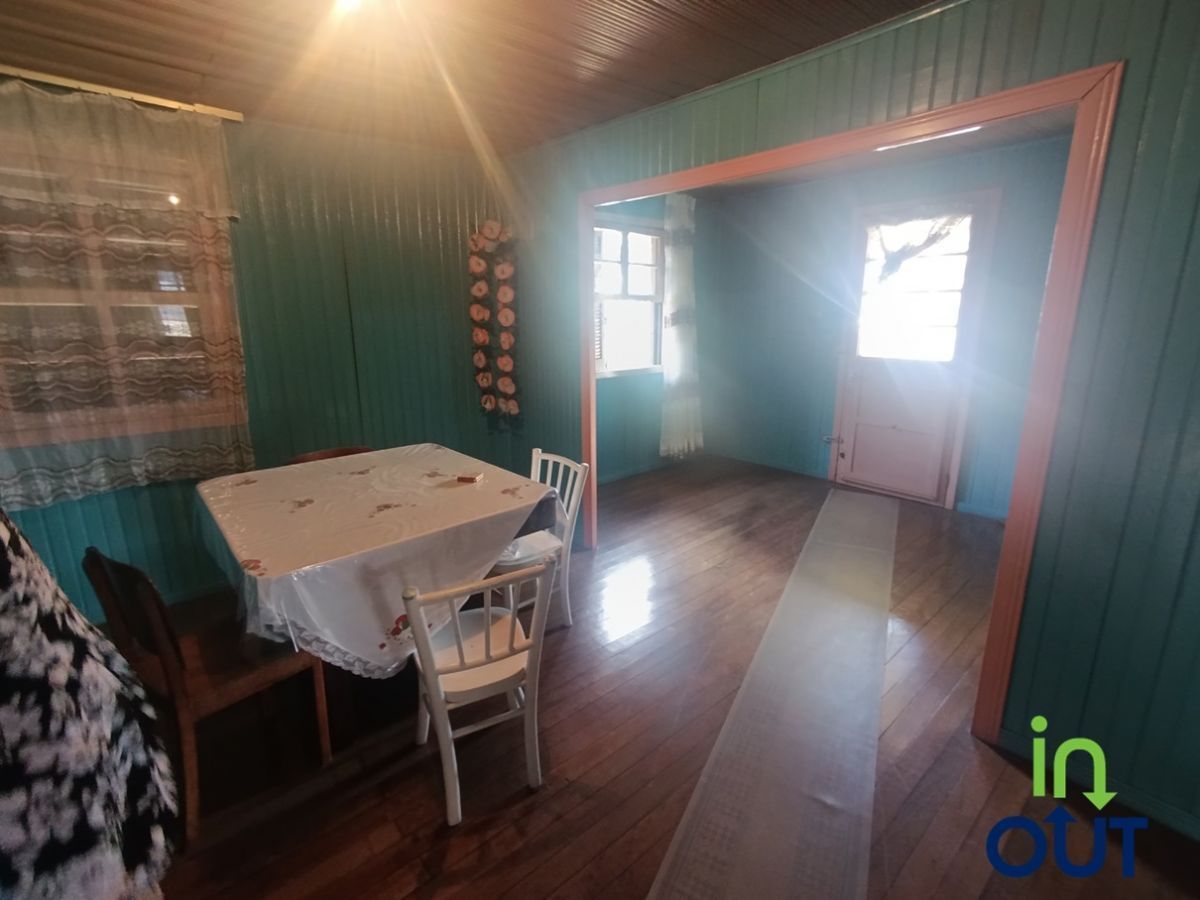 Casa de madeira com 3 quartos semi mobiliada em Canela