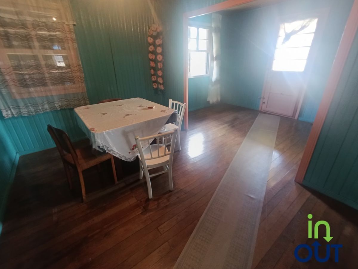 Casa de madeira com 3 quartos semi mobiliada em Canela