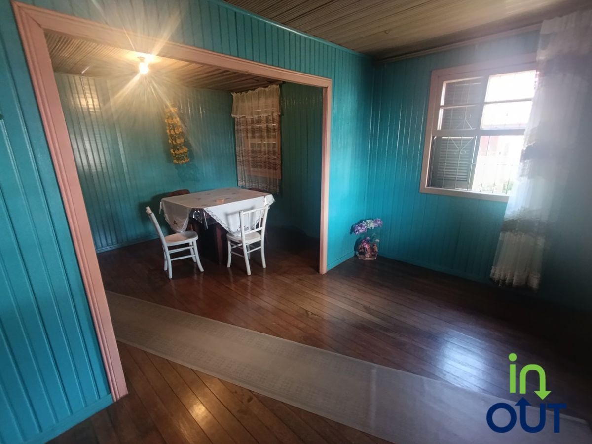 Casa de madeira com 3 quartos semi mobiliada em Canela