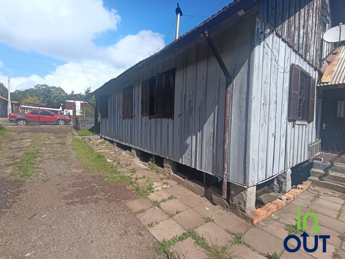 Casa de madeira com 3 quartos semi mobiliada em Canela