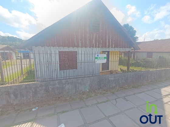 Casa de madeira com 3 quartos semi mobiliada em Canela